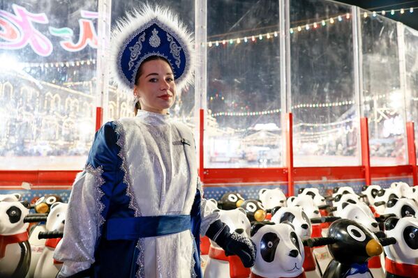 В 2025 году источником вдохновения для преображения ГУМ-катка стала знаменитая дымковская игрушка. - Sputnik Таджикистан