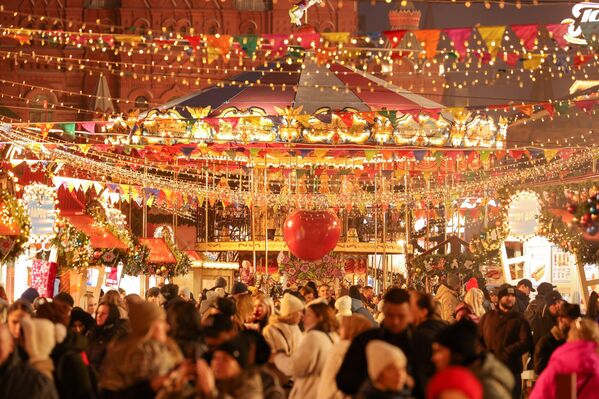 Новогодняя ярмарка рядом с ГУМ-катком на Красной площади в Москве. - Sputnik Таджикистан