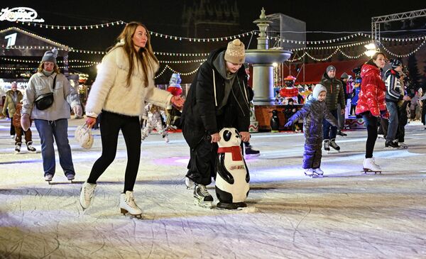 Посетителей ГУМ-катка накрыла приятная праздничная атмосфера. - Sputnik Таджикистан