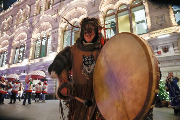 Весёлые барышни, всадники, сказочные звери и птицы создают живую и самобытную атмосферу, объединившую современность и культурное наследие. - Sputnik Таджикистан