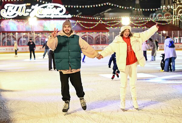 Для желающих выйти на лед работает прокат коньков, где предусмотренытеплые раздевалки. - Sputnik Таджикистан