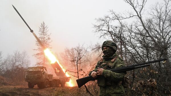 Боевая работа расчета РСЗО Ураган группировки войск Запад - Sputnik Тоҷикистон