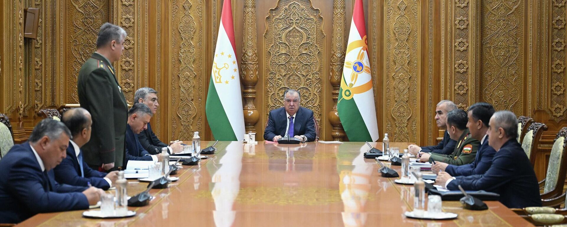 Эмомали Рахмон провел рабочую встречу с руководителями структур и органов обеспечения прав и порядка в стране - Sputnik Таджикистан, 1920, 01.12.2025