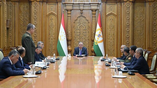 Эмомали Рахмон провел рабочую встречу с руководителями структур и органов обеспечения прав и порядка в стране - Sputnik Таджикистан