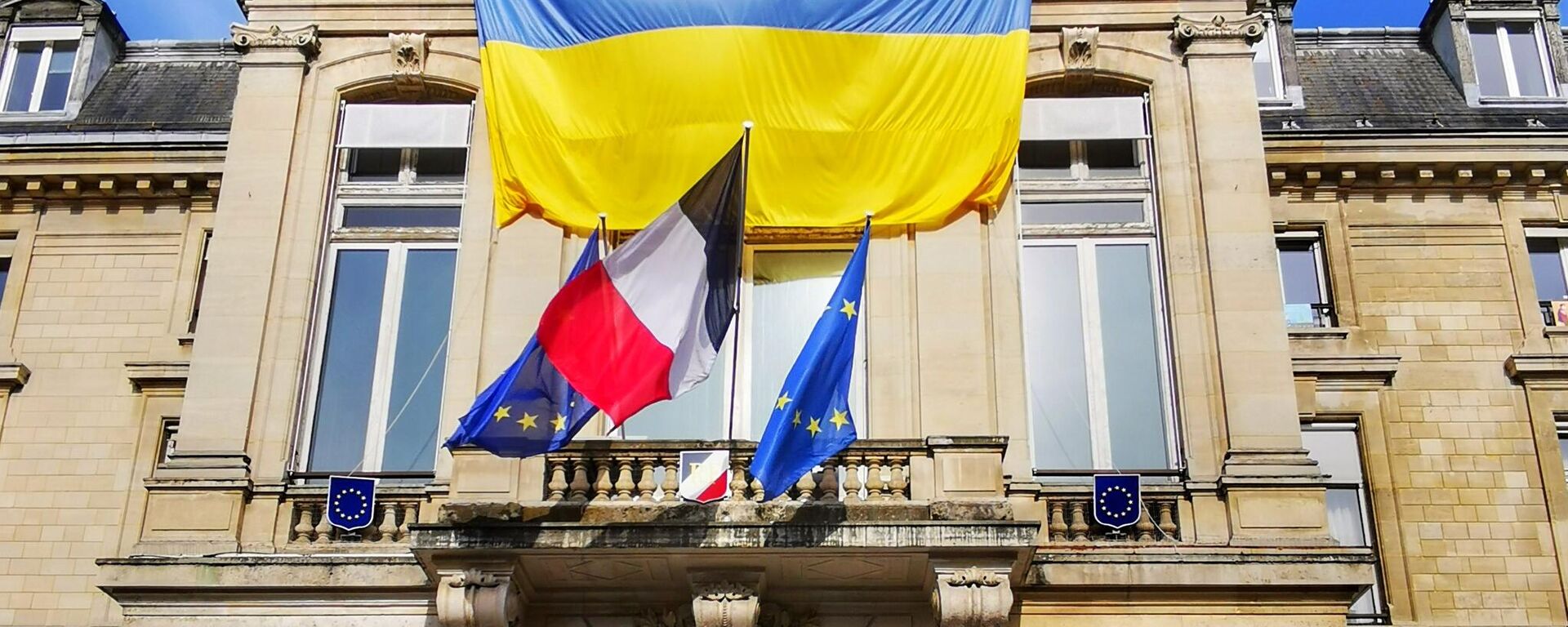Флаги Франции и Украины  - Sputnik Таджикистан, 1920, 02.12.2025