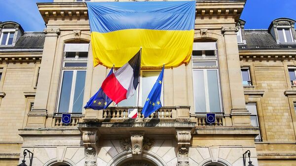 Флаги Франции и Украины  - Sputnik Таджикистан