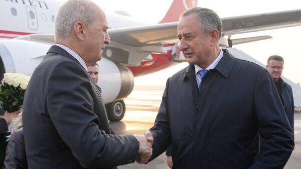 Раиси Маҷлиси Бузурги Миллии Туркия Нуман Куртулмуш барои анҷоми сафари расмӣ вориди Тоҷикистон шуд - Sputnik Тоҷикистон