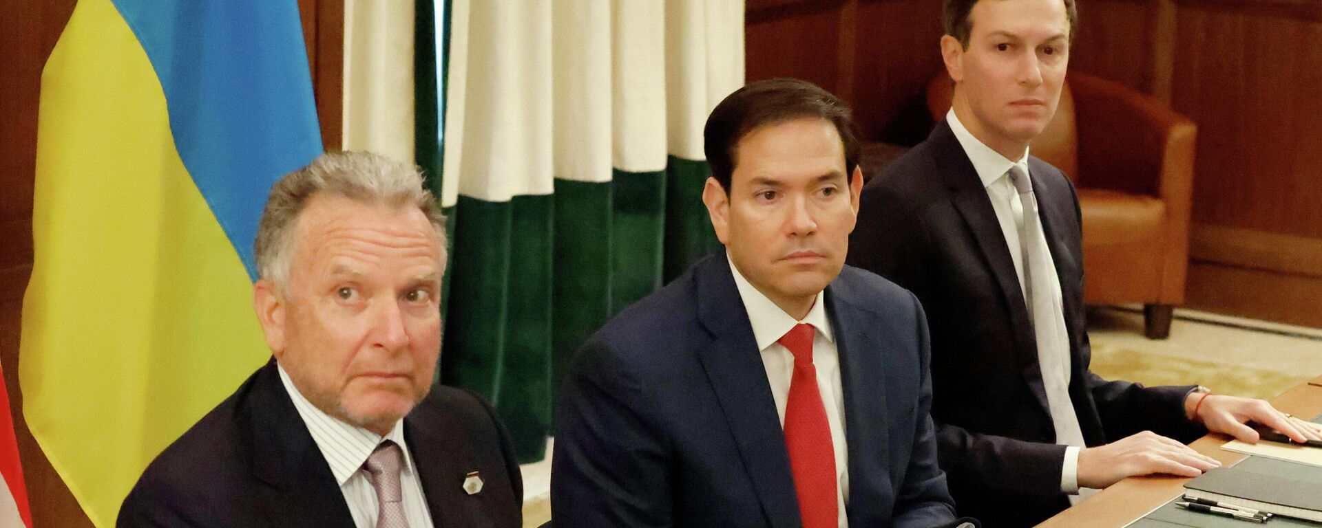 Специальный посланник Стив Уиткофф, государственный секретарь Марко Рубио и Джаред Кушнер на встрече с украинскими официальными лицами в воскресенье, 30 ноября 2025 года - Sputnik Тоҷикистон, 1920, 05.12.2025