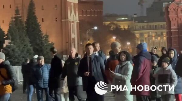 Дмитриев ва Уиткофф пеш аз мулоқоташон дар Кремл аз Майдони Сурх дидан карданд - Sputnik Тоҷикистон