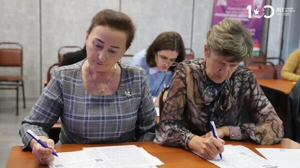 Қариб 4000 нафар дар Тоҷикистон Диктанти ҷуғрофӣ-ро навиштанд - Sputnik Тоҷикистон