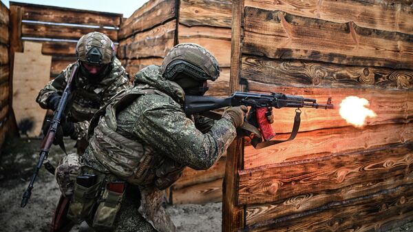 Отработка боевого слаживания военнослужащими 164-й отдельной мотострелковой бригады 25-й армии группировки войск Запад в зоне СВО - Sputnik Таджикистан