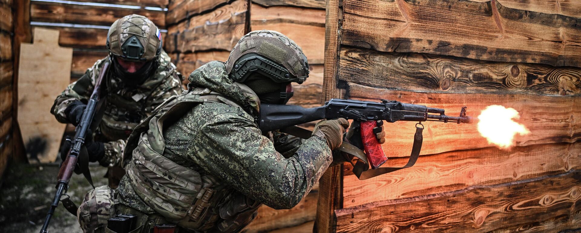 Отработка боевого слаживания военнослужащими 164-й отдельной мотострелковой бригады 25-й армии группировки войск Запад в зоне СВО - Sputnik Таджикистан, 1920, 03.12.2025