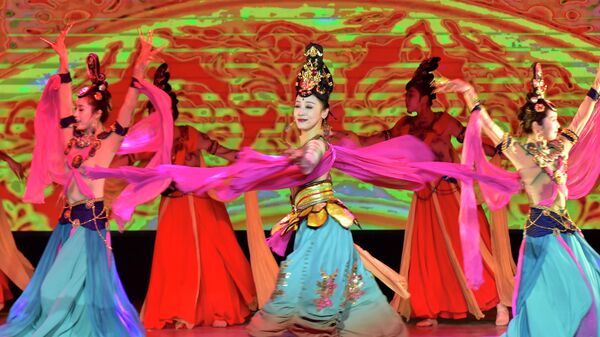 Таджикистан встречает артистов из Китая - Sputnik Таджикистан