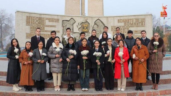 В Худжанде прошел траурный митинг в честь Дня Неизвестного Солдата - Sputnik Таджикистан