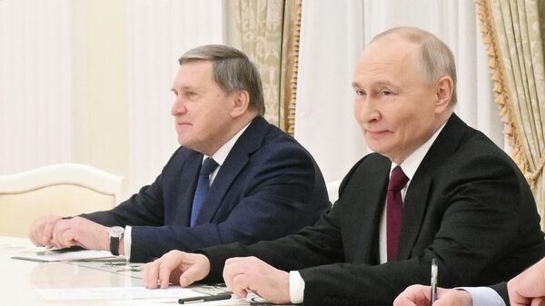 Президент РФ Владимир Путин во время встречи со спецпосланником президента США Стивеном Уиткоффом. - Sputnik Тоҷикистон