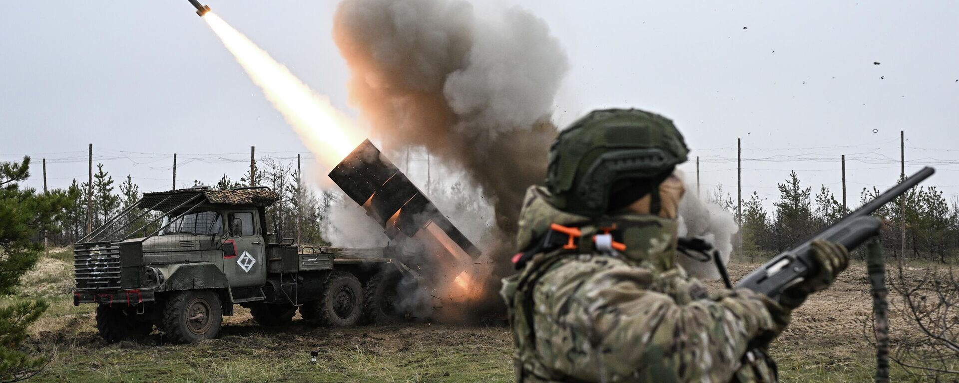 Боевая работа расчета РСЗО Град 83-го самоходного артполка на Краснолиманском направлении СВО - Sputnik Таджикистан, 1920, 02.05.2026