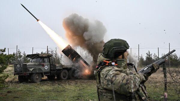 Боевая работа расчета РСЗО Град 83-го самоходного артполка на Краснолиманском направлении СВО - Sputnik Таджикистан