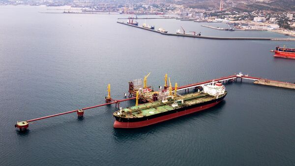 Танкер у нефтяного терминала Шесхарис в Новороссийске. Иллюстративное фото - Sputnik Таджикистан