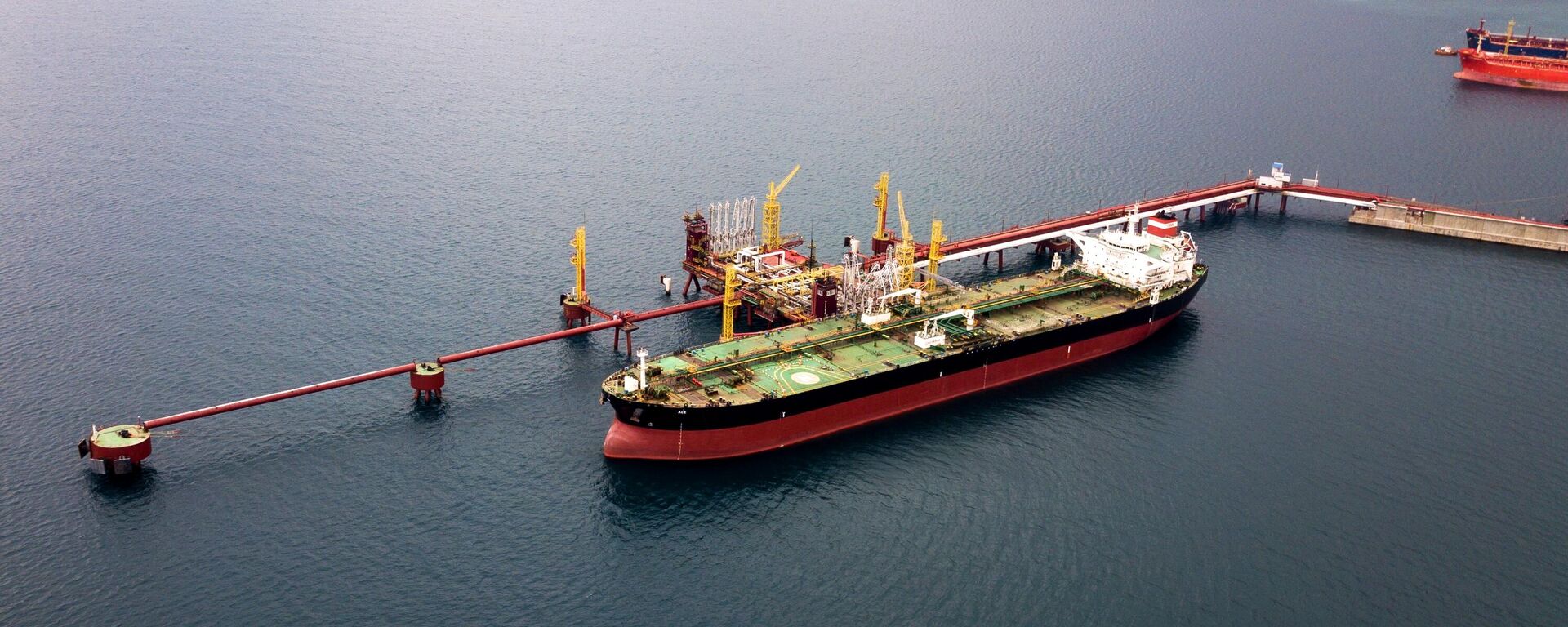 Танкер у нефтяного терминала Шесхарис в Новороссийске. Иллюстративное фото - Sputnik Таджикистан, 1920, 04.12.2025