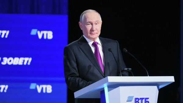 Президент РФ Владимир Путин выступает на пленарном заседании инвестиционного форума ВТБ Россия зовет!.  - Sputnik Таджикистан