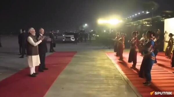 Путина на индийской авиабазе встретили танцующие девушки - Sputnik Таджикистан