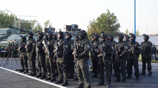 Рустам Эмомалӣ солгарди таъсиси Воҳидҳои таъиноти махсуси милитсияро шодбош гуфт - Sputnik Тоҷикистон