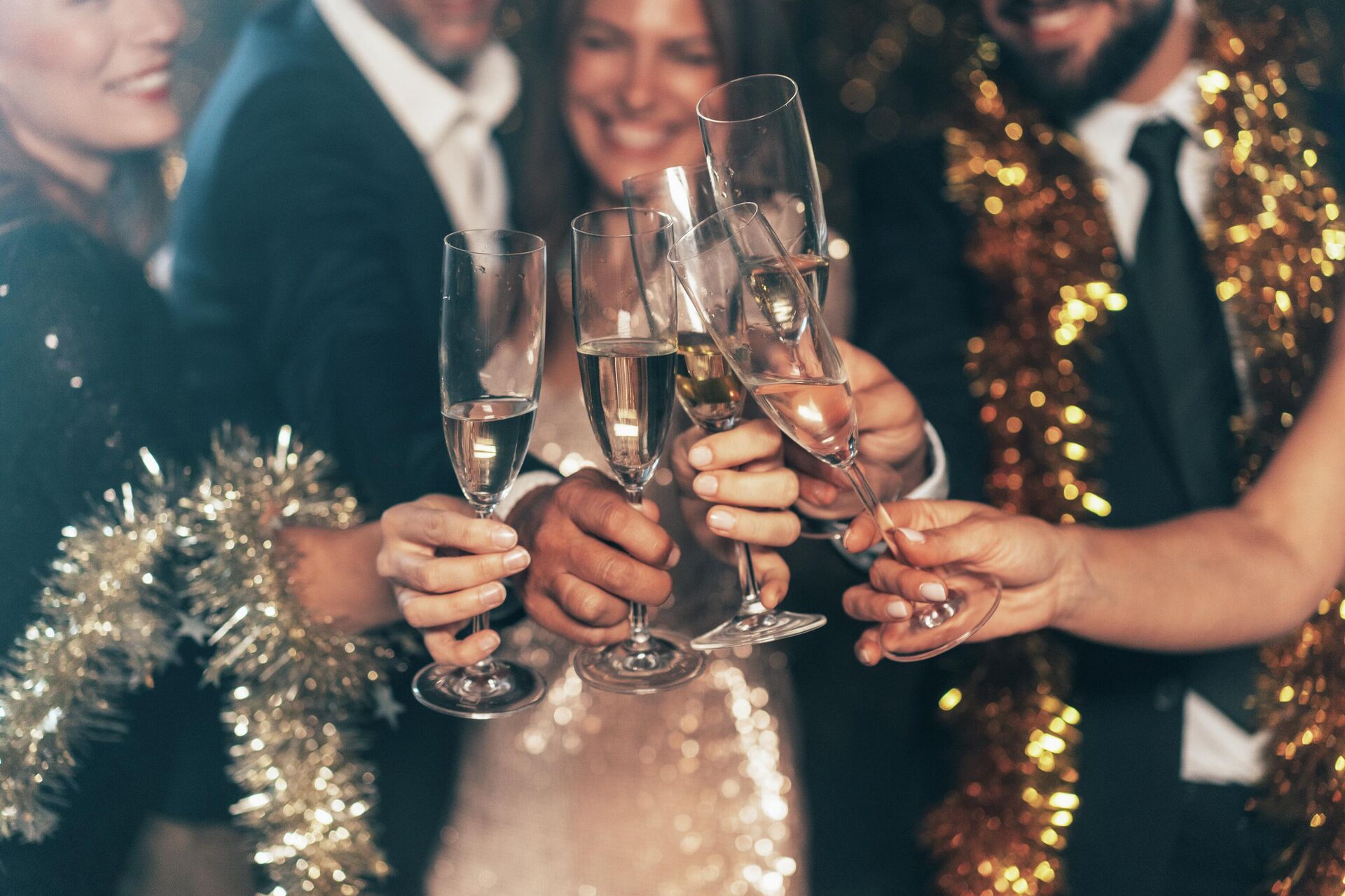 Бокалы с шампанским - Sputnik Таджикистан, 1920, 01.12.2025