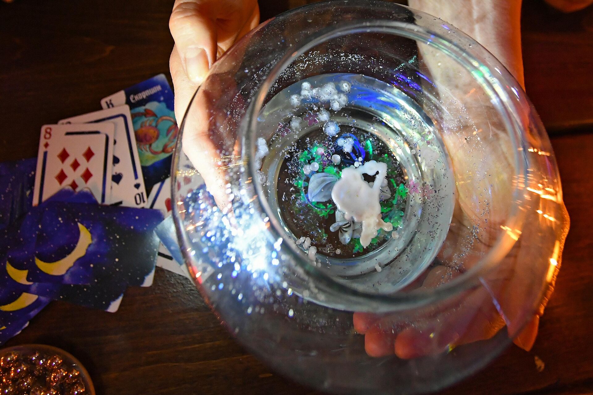 Гадания на воске во время святок - Sputnik Таджикистан, 1920, 05.12.2025