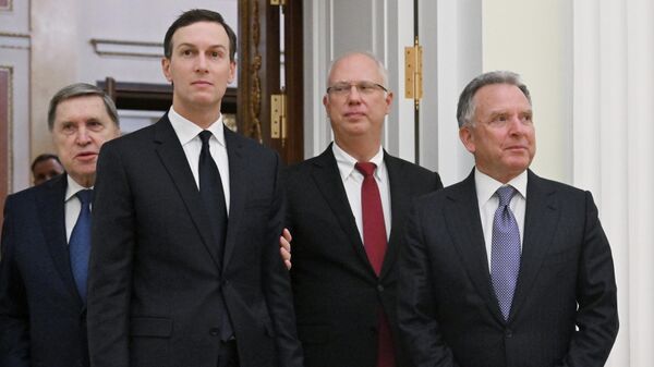 Помощник президента РФ Юрий Ушаков, зять президента США Джаред Кушнер, генеральный директор Российского фонда прямых инвестиций (РФПИ), cпециальный представитель президента РФ по инвестиционно-экономическому сотрудничеству с зарубежными странами Кирилл Дмитриев и спецпосланник президента США Стивен Уиткофф (слева направо) перед началом встречи с президентом РФ Владимиром Путиным. - Sputnik Тоҷикистон