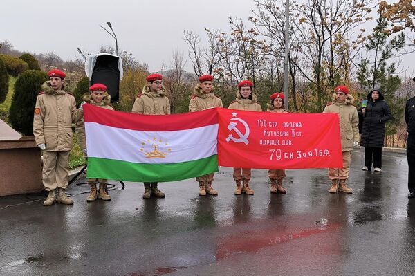 Возложить цветы к мемориалу и отдать дань памяти погибшим пришли члены ветеранских и молодежных организаций Таджикистана, общественные активисты, сотрудники посольства России и военнослужащие 201-й РВБ. - Sputnik Таджикистан