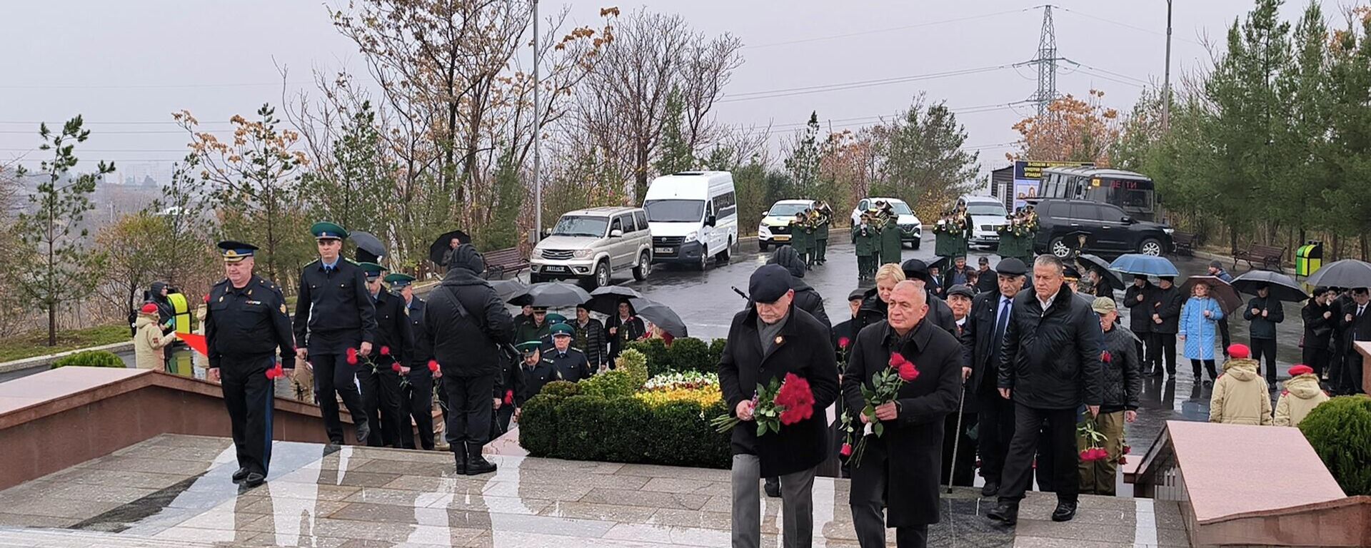 Торжественный митинг по случаю начала контрнаступления под Москвой - Sputnik Тоҷикистон, 1920, 05.12.2025