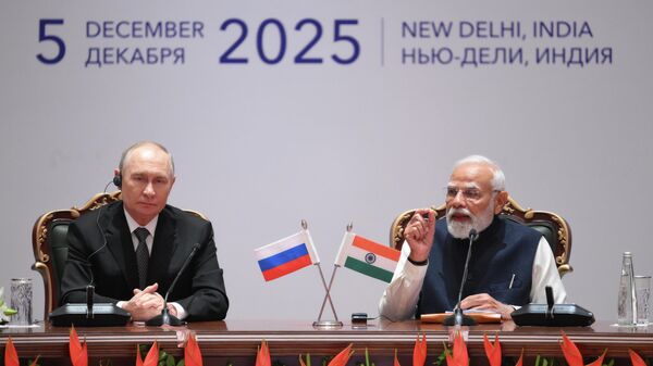 Президент РФ Владимир Путин и премьер-министр Индии Нарендра Моди на пленарном заседании Российско-индийского форума импортеров в Нью-Дели. Президент РФ Владимир Путин и премьер-министр Индии Нарендра Моди на пленарном заседании Российско-индийского форума импортеров в Нью-Дели. - Sputnik Таджикистан