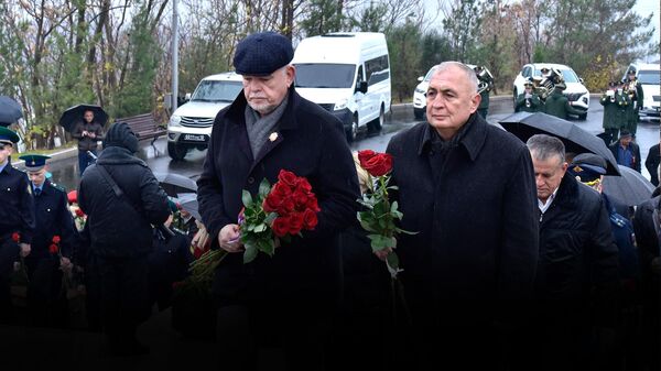В Душанбе почтили память воинов, оборонявших Москву от фашистов - Sputnik Тоҷикистон