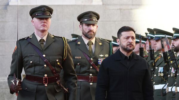 Владимир Зеленский во время визита в Ирландию, 2 декабря 2025 года. - Sputnik Таджикистан