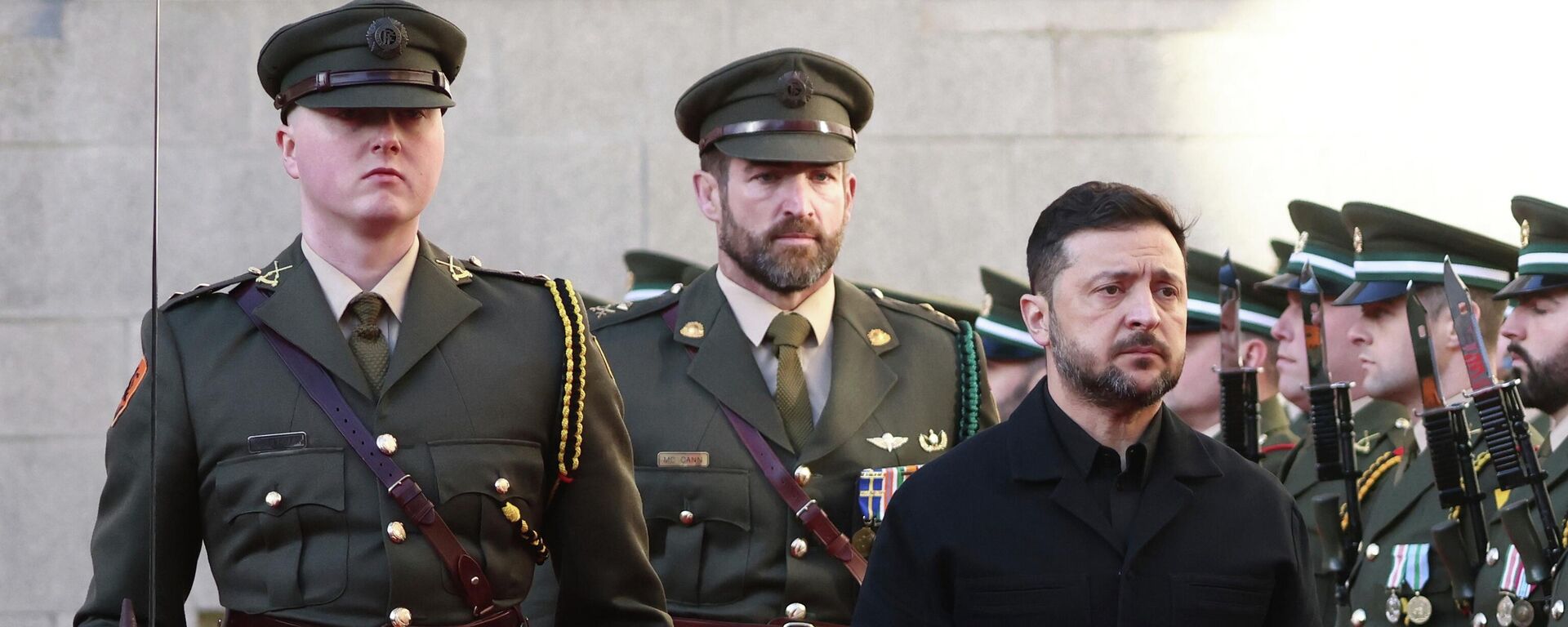 Владимир Зеленский во время визита в Ирландию, 2 декабря 2025 года. - Sputnik Таджикистан, 1920, 05.12.2025