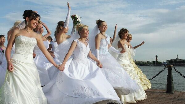 Шоу невест перед открытием парусной регаты Паруса белых ночей, Россия - Sputnik Таджикистан