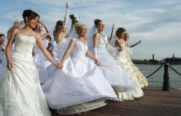 "Шоу невест" перед открытием парусной регаты "Паруса белых ночей". "Шоу невест" перед открытием парусной регаты "Паруса белых ночей". - Sputnik Таджикистан