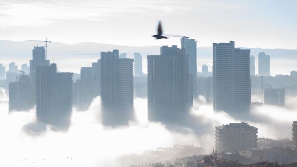 Вид с воздуха на туман, окутывающий высотные здания в Анкаре, с высоты птичьего полета. Вид с воздуха на туман, окутывающий высотные здания в Анкаре, с высоты птичьего полета. - Sputnik Таджикистан