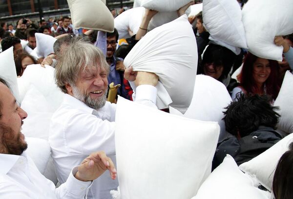 Бывший кандидат в президенты Колумбии Антанас Мокус (второй слева) участвует в бою подушками, который символически демонстрирует, что это должен быть единственный вид войны, который ведётся в стране, в Боготе, Колумбия, в четверг, 19 мая 2016 года. Мокус возглавляет мирную акцию протеста против насилия. Бывший кандидат в президенты Колумбии Антанас Мокус (второй слева) участвует в бою подушками, который символически демонстрирует, что это должен быть единственный вид войны, который ведётся в стране, в Боготе, Колумбия, в четверг, 19 мая 2016 года. Мокус возглавляет мирную акцию протеста против насилия. - Sputnik Таджикистан