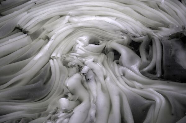 Намерзающий лёд на Москве-реке Намерзающий лёд на Москве-реке - Sputnik Таджикистан