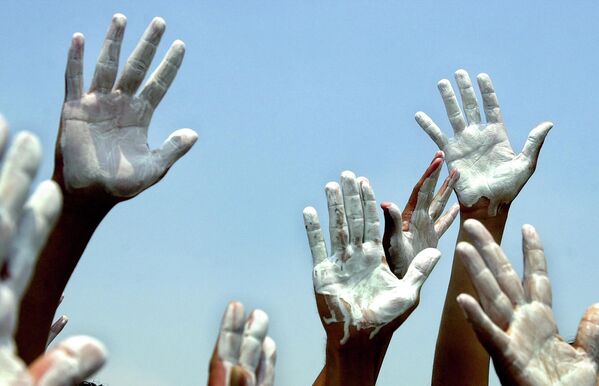 Демонстранты с руками, выкрашенными в белый цвет в знак мира, участвуют в акции протеста против войны в Ираке в четверг, 10 апреля 2003 года, в Мехико, Мексика. В акции протеста приняли участие около 40 человек, организованной христианскими организациями. Демонстранты с руками, выкрашенными в белый цвет в знак мира, участвуют в акции протеста против войны в Ираке в четверг, 10 апреля 2003 года, в Мехико, Мексика. В акции протеста приняли участие около 40 человек, организованной христианскими организациями. - Sputnik Таджикистан