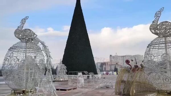 Майдони Истиқлол аллакай барои Соли Нав омода карда мешавад - Sputnik Тоҷикистон