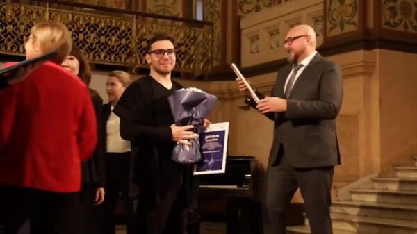 Омӯзгорони тоҷик барои пирӯзӣ дар озмуни мактабҳои русии хориҷӣ мукофотонида шуданд - Sputnik Тоҷикистон