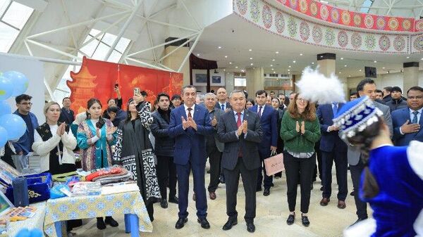 Ба фарҳанг кӯмак мекунад: Осорхонаи миллии Тоҷикистон намояндагони намояндагиҳои дипломатӣ ва созмонҳои байналмилалиро гирд овард - Sputnik Тоҷикистон