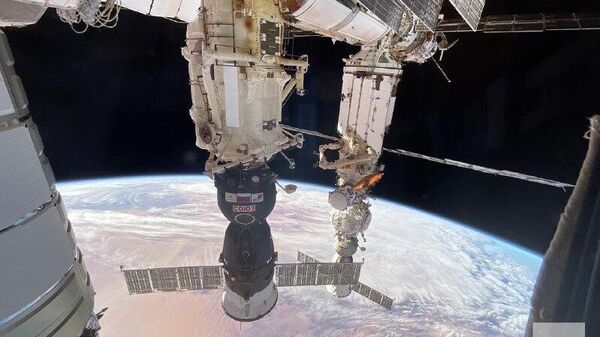 МКС забита под завязку: впервые за 25 лет все 8 стыковочных узлов станции заняты кораблями - Sputnik Таджикистан