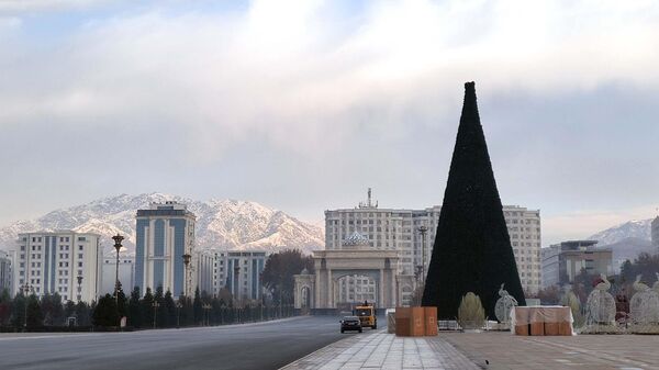 Новогодняя елка на столичной площадке Истиклол  - Sputnik Таджикистан