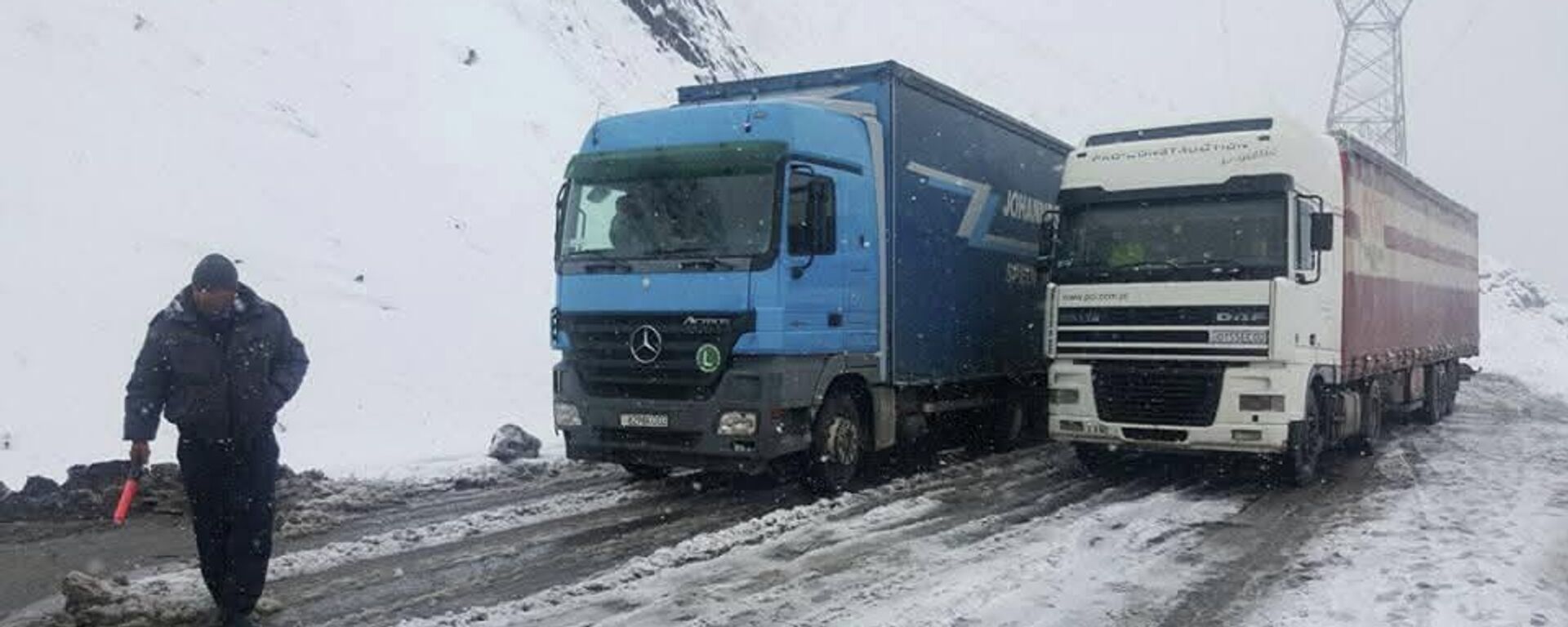 Автомобильное движение на дороге Душанбе-Чанак - Sputnik Таджикистан, 1920, 08.12.2025