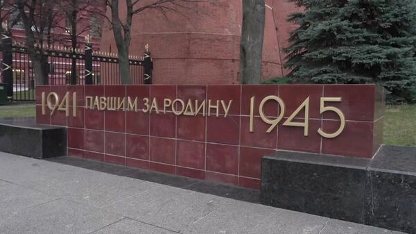 Раиси Маҷлиси намояндагони Тоҷикистон бо роҳбарони ҳайатҳои узви Ассамблеяи генералии СААД назди оромгоҳи Сарбози номаълум дар Боғи Александр гулчанбар гузошт - Sputnik Тоҷикистон