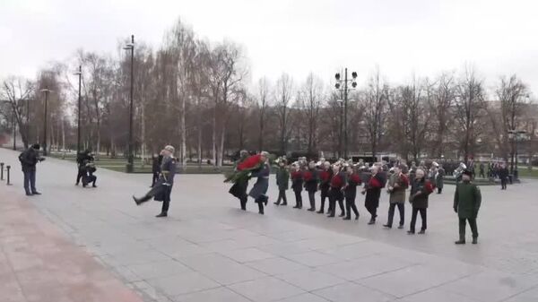 🪔 Представитель парламента Таджикистана возложил цветы к Могиле Неизвестного Солдата у стен Кремля - Sputnik Таджикистан