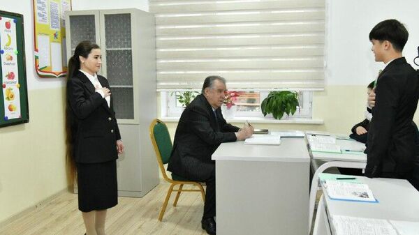 Эмомалӣ Раҳмон дар шаҳри Турсунзода 9 мактаб боз кард - Sputnik Тоҷикистон